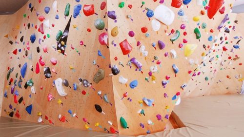 沖縄県のクライミング施設「LOOK ROCK Bouldering Park」